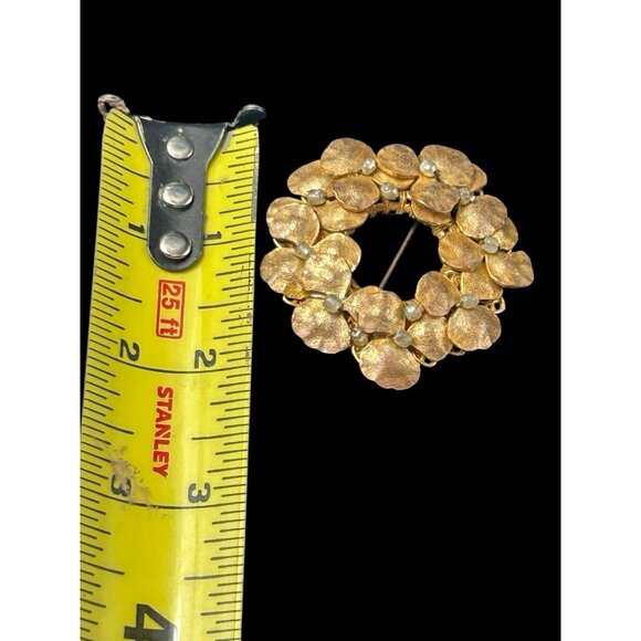 Miriam Haskell Gold tone Textured Clover Leaf Wreath Brooch Faux Glass Pearls - Picture 6 of 6